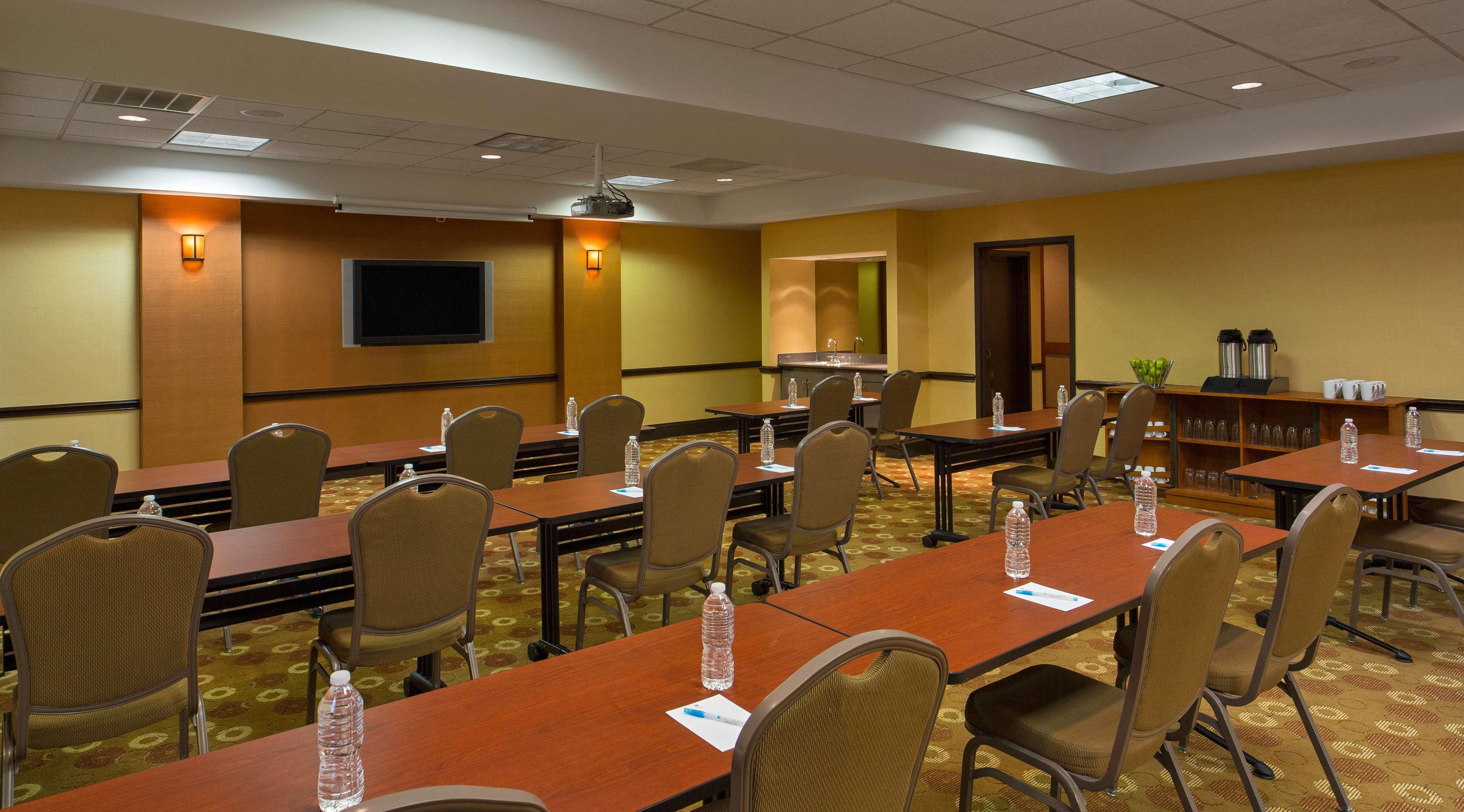 Wyndham Garden Kansas City Airport Экстерьер фото