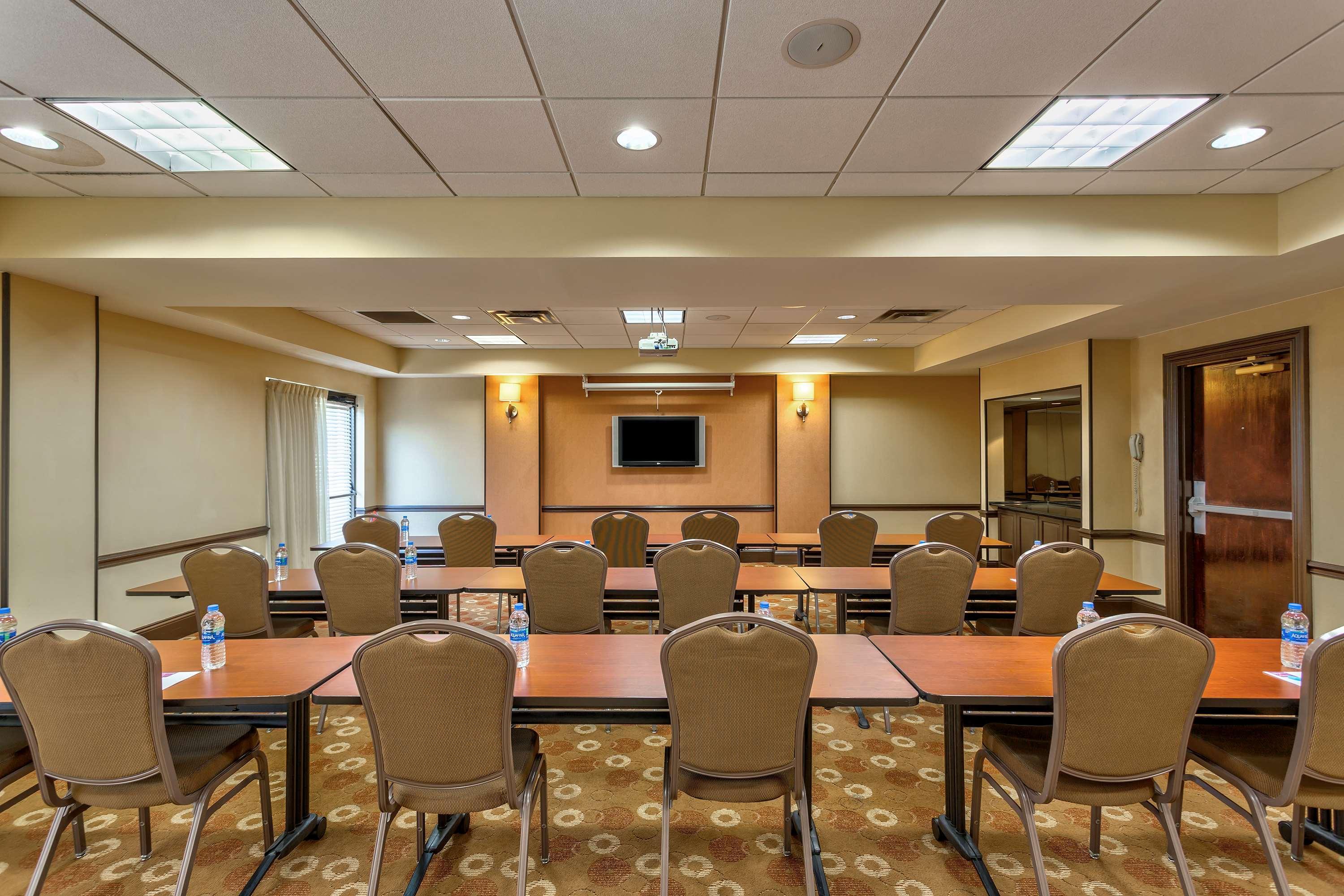 Wyndham Garden Kansas City Airport Экстерьер фото