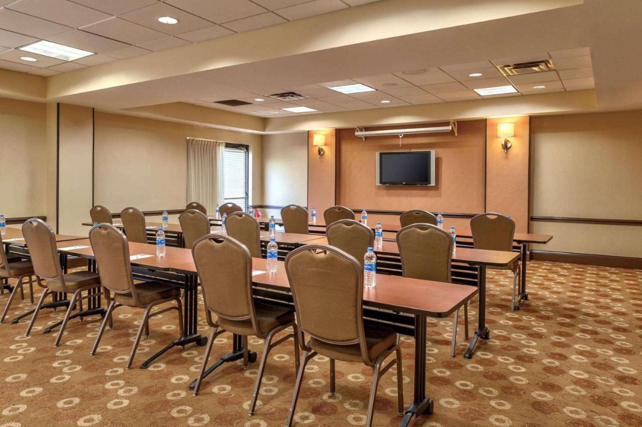 Wyndham Garden Kansas City Airport Экстерьер фото