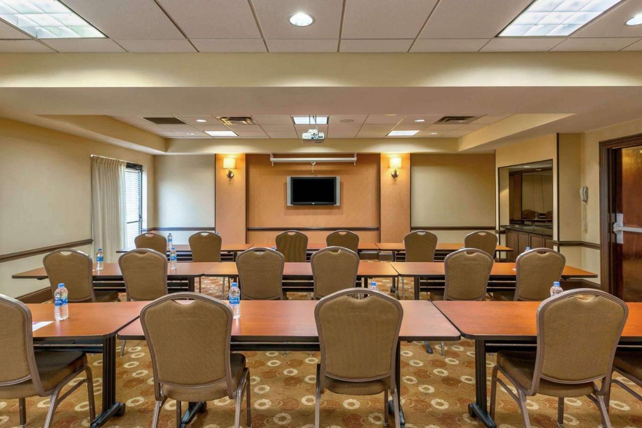 Wyndham Garden Kansas City Airport Экстерьер фото