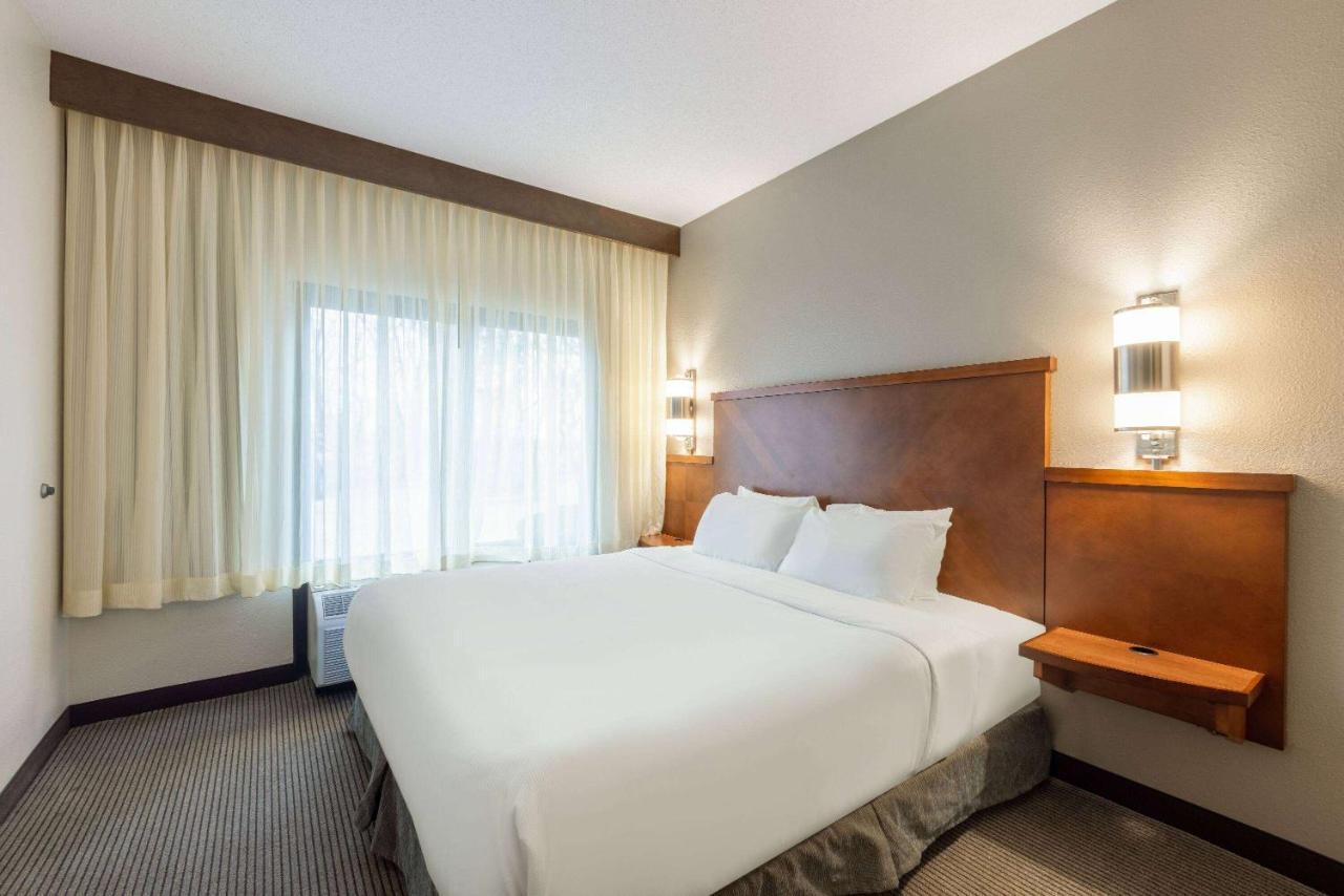 Wyndham Garden Kansas City Airport Экстерьер фото