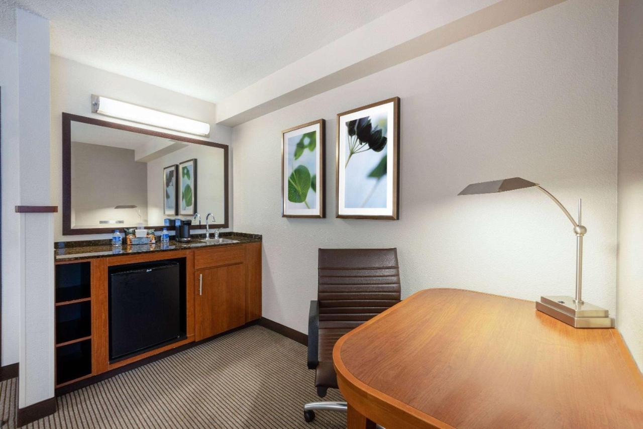 Wyndham Garden Kansas City Airport Экстерьер фото