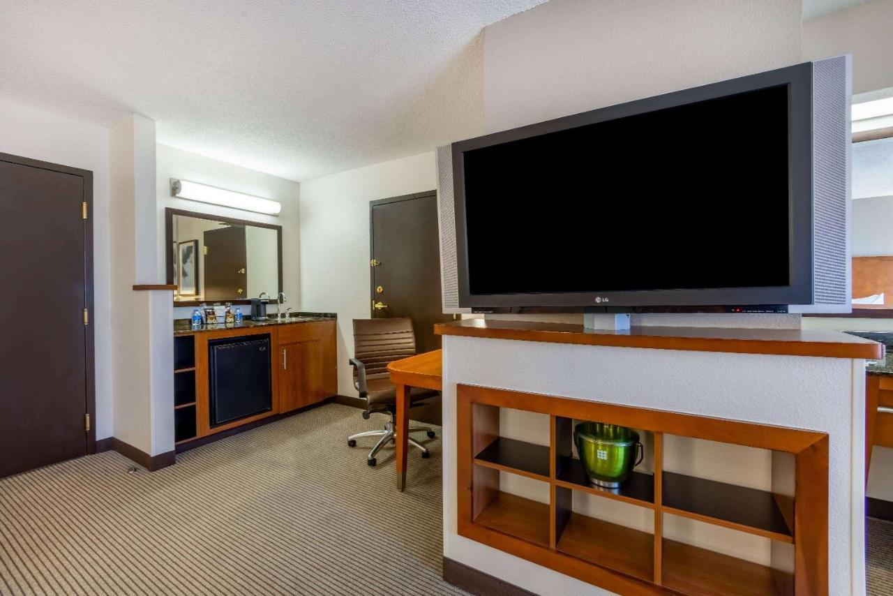 Wyndham Garden Kansas City Airport Экстерьер фото