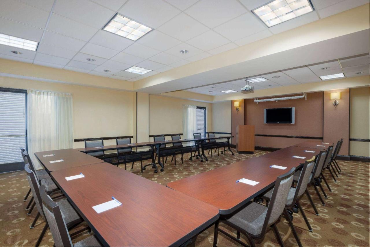 Wyndham Garden Kansas City Airport Экстерьер фото